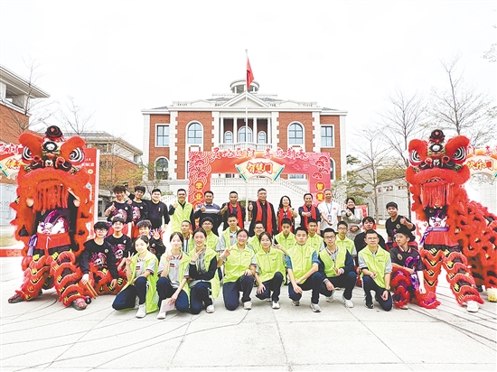 景賢學校十分重視德育。圖為開學儀式上的師生志愿者合影。