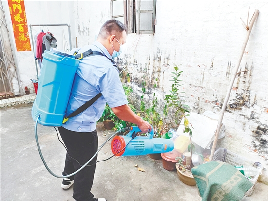 工作人員正在消殺滅蚊。