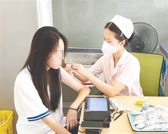 市民接種疫苗。