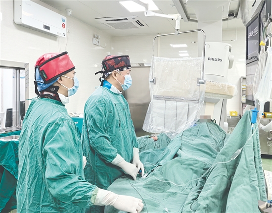 醫(yī)生為患者進行手術。