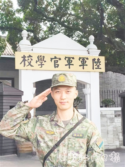 黃永陽曾是空軍機務(wù)兵，如今是開平市農(nóng)業(yè)科學(xué)研究所技術(shù)員，在田野間續(xù)寫“守護”的故事。
