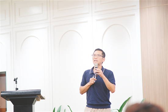 嘉賓在現(xiàn)場演講。