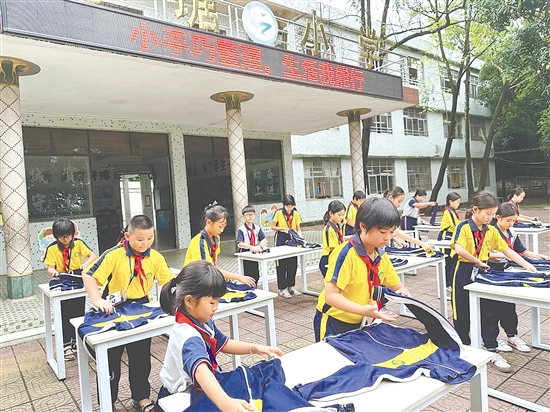 龍?zhí)列W(xué)的學(xué)生認(rèn)真參加“小手巧整理”挑戰(zhàn)賽。