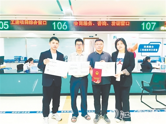 長河新型環(huán)保地面卷材生產(chǎn)項目實現(xiàn)同一天“四證齊發(fā)”。