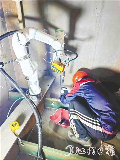 焊接機(jī)器人小巧輕便，接上電源，便可對著鋼板開始焊接。