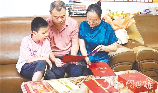 何宇曦被國防科技大學(xué)錄取，他的家人非常欣慰。