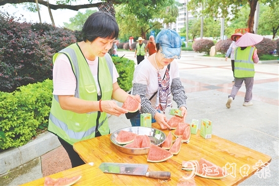 環(huán)衛(wèi)工人收到西瓜和清涼飲料。