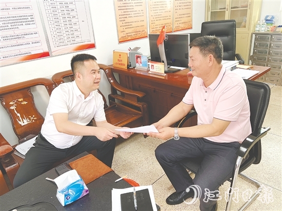 吳泓汛（左）著力構(gòu)建“一站式”矛盾調(diào)處平臺(tái)，讓群眾煩心事有處說、有人管。