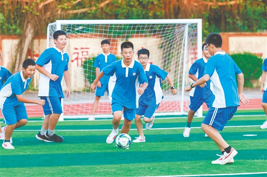 怡霖學(xué)校以五育協(xié)同為目標(biāo)，培養(yǎng)全面發(fā)展的新時(shí)代好少年。