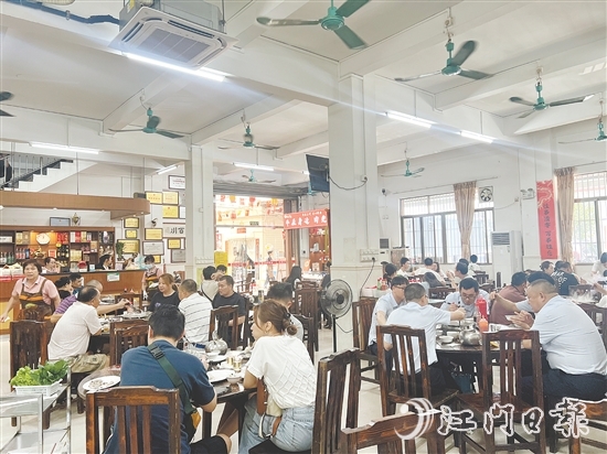 “溫三爺牛世家”餐館吸引無數(shù)食客前來打卡。