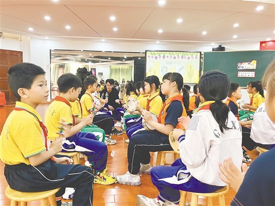 余杰聰以學(xué)生們喜聞樂見的方式，帶領(lǐng)大家走進(jìn)充滿魅力的音樂世界。