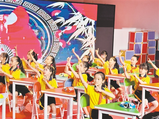 學(xué)生們?cè)谖枧_(tái)上自信綻放，以多元形式展現(xiàn)藝術(shù)素養(yǎng)。