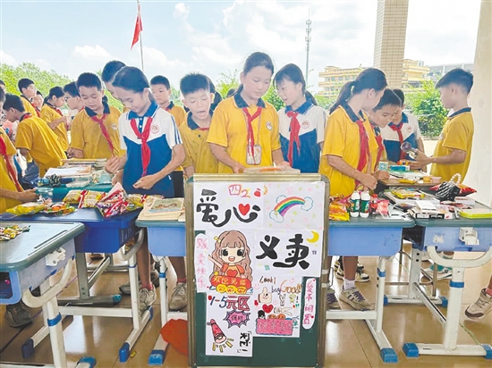 學(xué)生們穿梭在各攤位間“淘寶”，以實(shí)際行動(dòng)奉獻(xiàn)愛(ài)心。