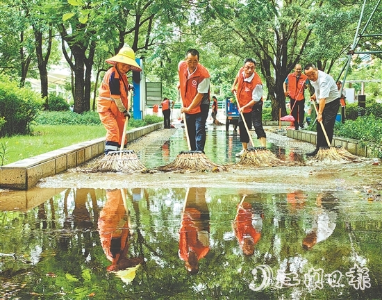 新會(huì)區(qū)各級(jí)黨組織黨員干部深入基層一線，全力做好防蚊滅蚊工作。