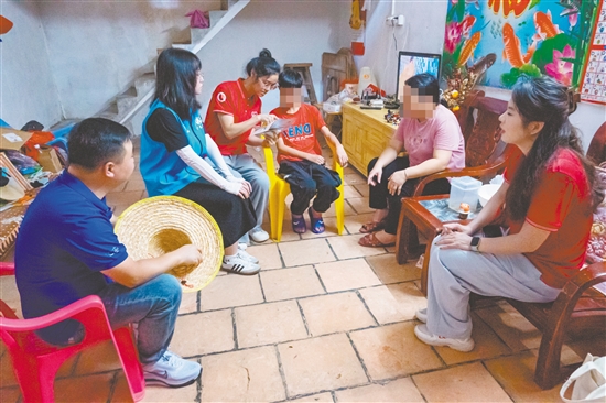 五邑大學(xué)學(xué)生走進困難家庭宣講助學(xué)政策。