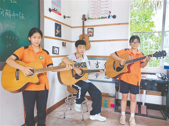 吉他課上，孩子們練習(xí)和弦指法。