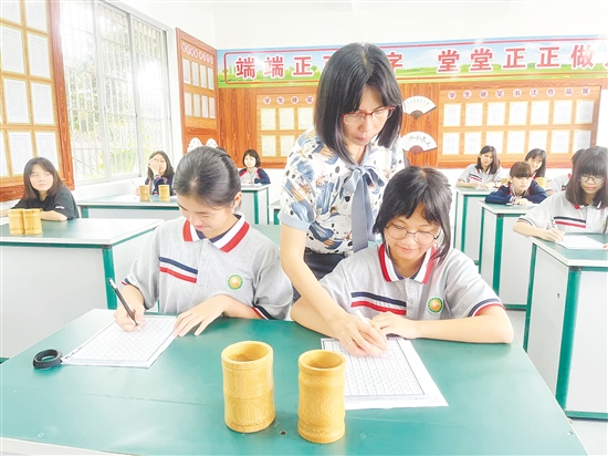 書法課上，孩子們端正坐姿，學(xué)習(xí)規(guī)范書寫。