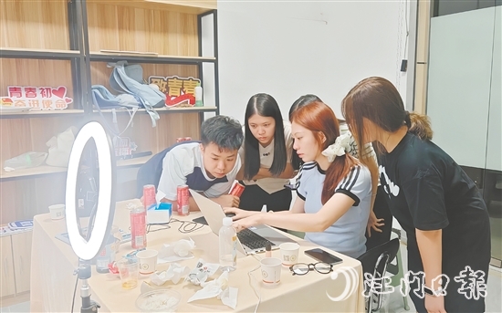 為推廣好開平本地農(nóng)產(chǎn)品，“赤貨先鋒隊”隊員們編寫直播腳本，反復(fù)打磨話術(shù)，確保直播效果良好。受訪者供圖