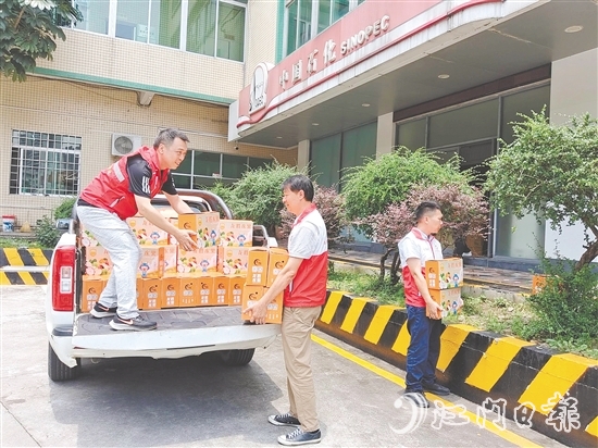 龍勝鎮(zhèn)將火龍果分批運(yùn)往蓬江、臺山、鶴山、恩平等地，一周內(nèi)售出1500余公斤，有效帶動種植戶增收。