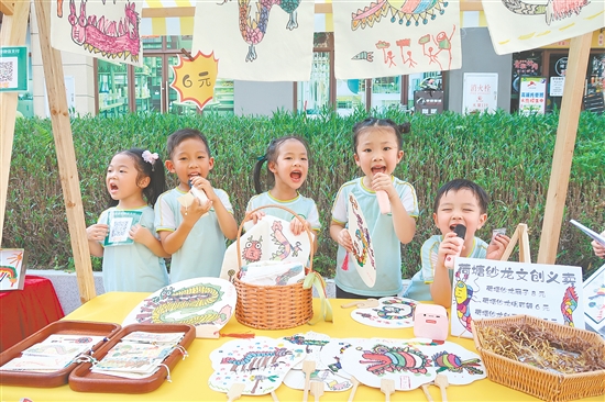 集市現(xiàn)場氣氛熱烈，“小掌柜”們熱情叫賣。