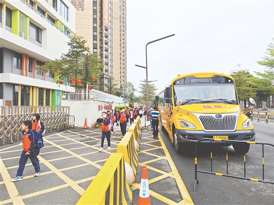 江門一中附屬小學校園定制公交接送學生準時上下學。