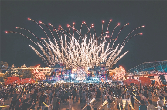 歌手后弦的演唱點(diǎn)燃了赤坎華僑古鎮(zhèn)的熱情，現(xiàn)場(chǎng)氣氛熱烈。