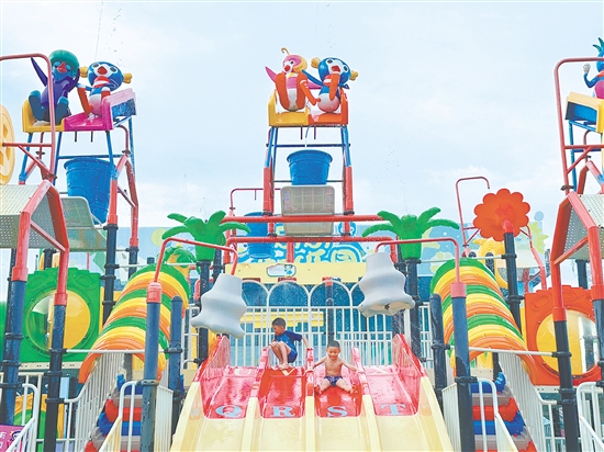 夏日避暑游火熱。