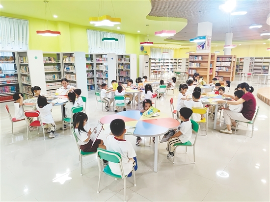 暑假期間，開平市圖書館閱覽室“一座難求”。