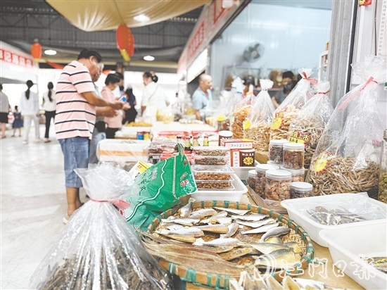 游客紛紛到海鮮特產(chǎn)市場(chǎng)挑選海味。