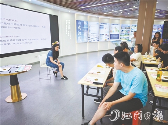 中醫(yī)師現(xiàn)場演示足三里、合谷穴、內(nèi)關(guān)穴等穴位按摩。