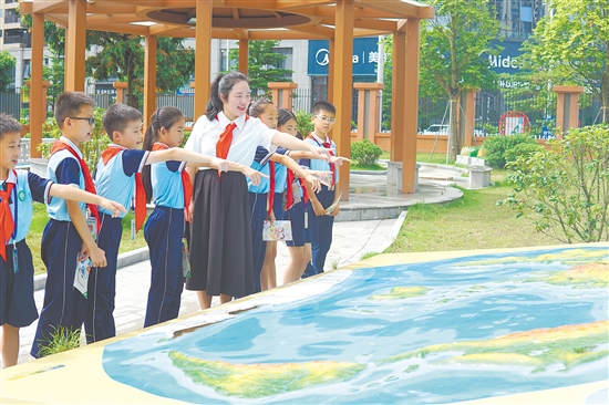 陳艷丹立足僑鄉(xiāng)文化，打造出一系列獨(dú)具特色的實(shí)踐活動。