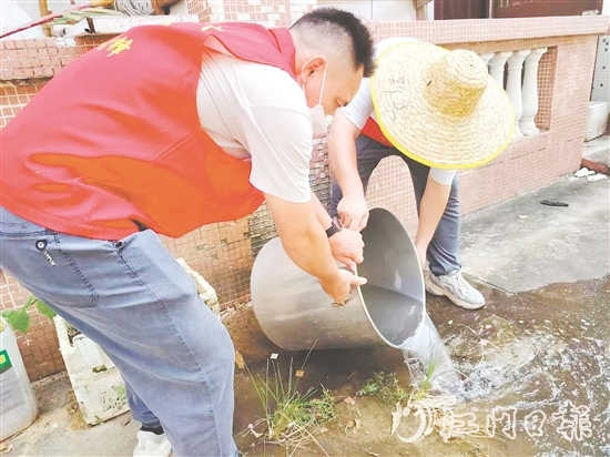 址山鎮(zhèn)黨員干部翻盆倒罐清積水。