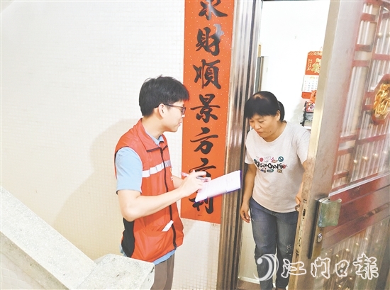 黨員干部上門入戶，耐心向群眾講解蚊媒傳染病預(yù)防知識(shí)。