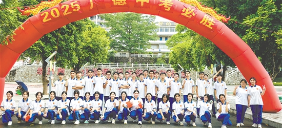 初三（3）班合影。