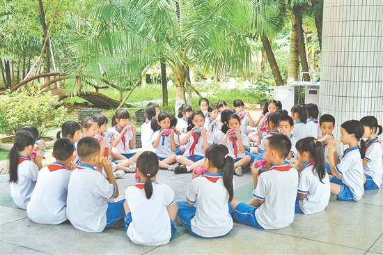 沙坪街道第四小學(xué)成立陶笛社團(tuán)，進(jìn)一步培養(yǎng)學(xué)生學(xué)習(xí)吹奏陶笛的興趣，提升學(xué)生的陶笛演奏水平。