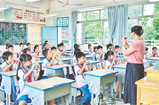 學(xué)生通過學(xué)習(xí)吹奏陶笛，提升感受美、鑒賞美、創(chuàng)作美的能力。