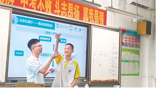 實踐團成員為學(xué)生們帶來《化學(xué)紅綠燈》趣味實驗，通過寓教于樂的方式，讓科學(xué)的種子在學(xué)生們心中生根發(fā)芽。