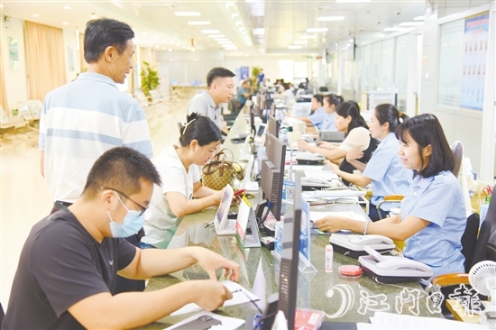 恩平市行政服務(wù)中心從“小切口”入手破解政務(wù)服務(wù)難題，持續(xù)推動(dòng)政務(wù)服務(wù)效能提升，讓企業(yè)和群眾切實(shí)感受到貼心便捷的服務(wù)。