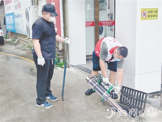 8月2日下午，恩城街道黨員志愿服務(wù)隊(duì)開(kāi)展消殺行動(dòng)。