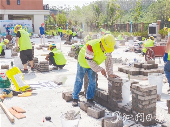 鄉(xiāng)村建設(shè)工匠職業(yè)技能競賽現(xiàn)場，參賽選手根據(jù)圖紙壘起磚墻。