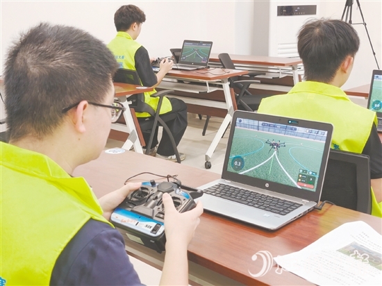 在無人機操作技術(shù)職業(yè)技能競賽低空飛行項目中，選手們熟練地操控無人機穿越多個圓形障礙。