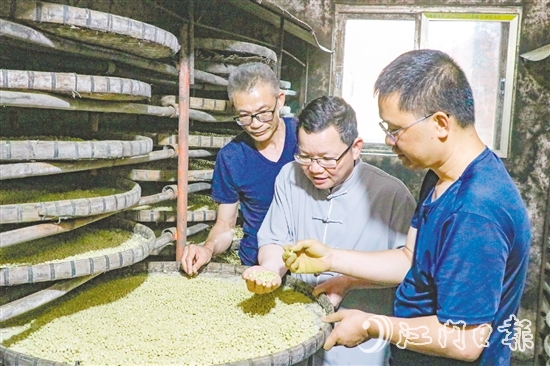 陳杰（中）深耕調(diào)味品行業(yè)30年，帶領(lǐng)團(tuán)隊(duì)攻克多個(gè)技術(shù)難題，為企業(yè)發(fā)展打下堅(jiān)實(shí)基礎(chǔ)。