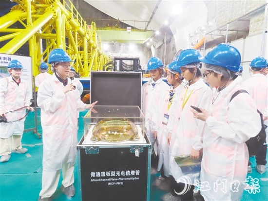 學生們步入直徑35米的球形探測器核心區(qū)，聆聽廣東省研學旅行協(xié)會研學導師賴茵茵講述江門中微子實驗室建設過程中的故事。