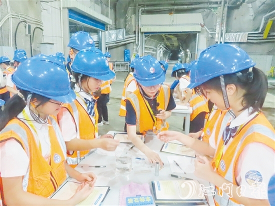 在江門中微子實驗室實驗大廳，學生們分組進行實驗。