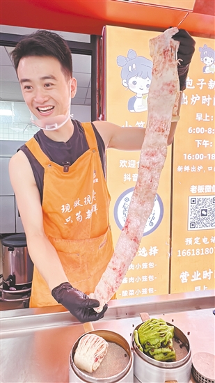 魏有鋒展示玫瑰鮮花花卷。