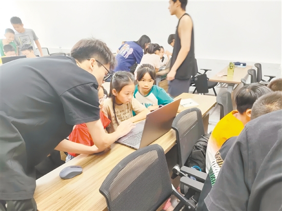 大學(xué)生為沙塘鎮(zhèn)40余名中小學(xué)生傳授人工智能知識(shí)。