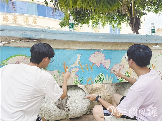 經(jīng)過大學生的精心設計和巧妙繪制，廢棄漁船重新煥發(fā)出生命力。