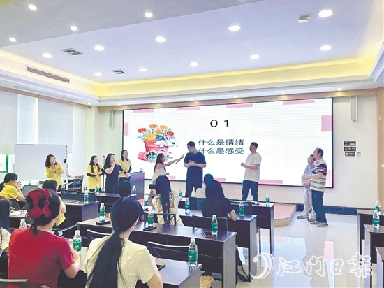 活動中，職工通過游戲掌握心理調(diào)節(jié)方法。