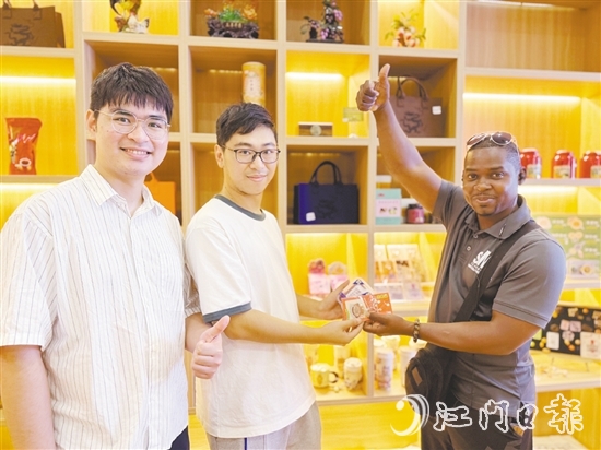 外國游客點贊臺山特色文創(chuàng)產(chǎn)品。