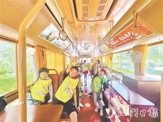 暑假期間，鐺鐺車吸引不少參加研學的學生乘坐。